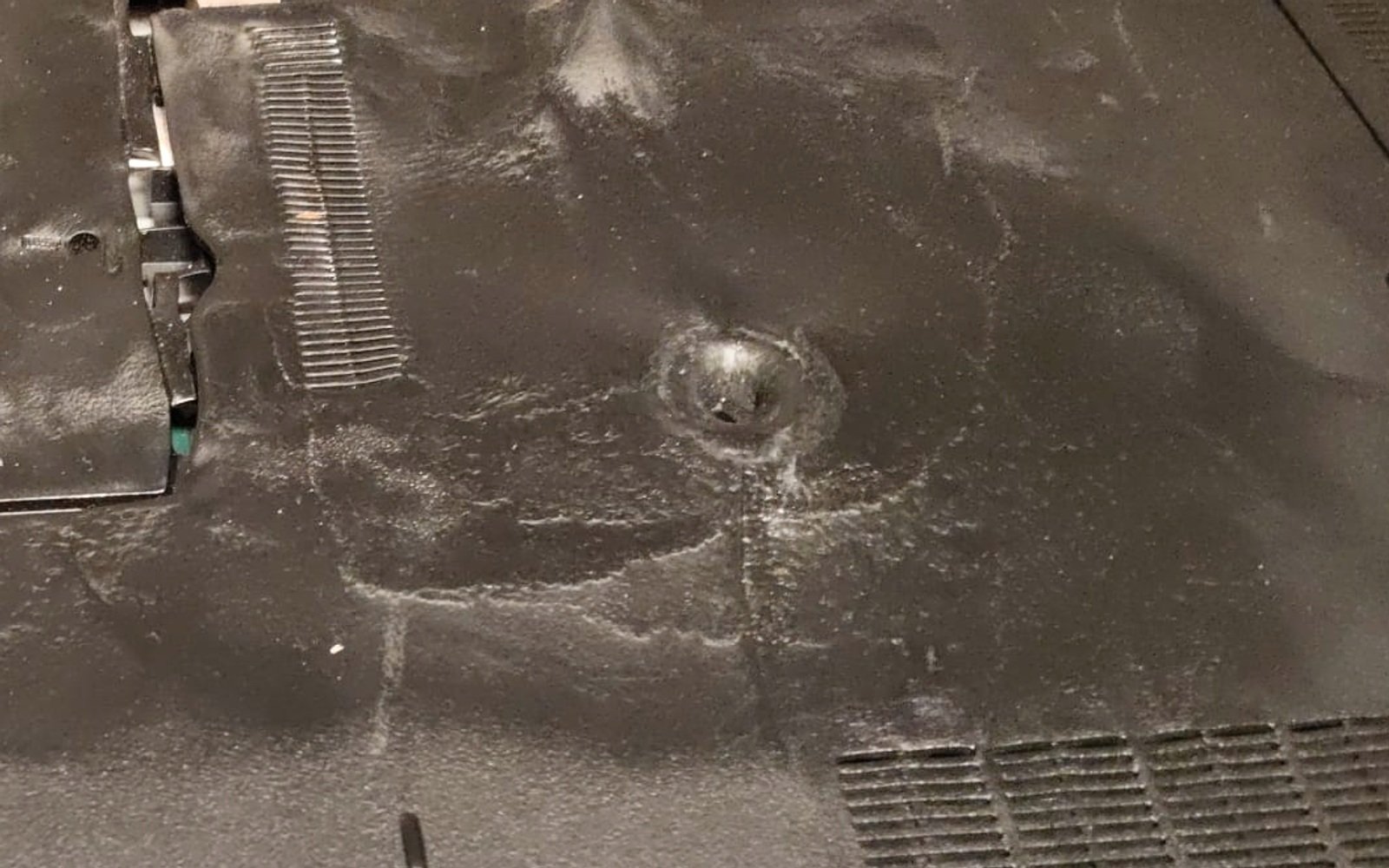 Durch Hitze verformtes Notebook-Gehäuse.