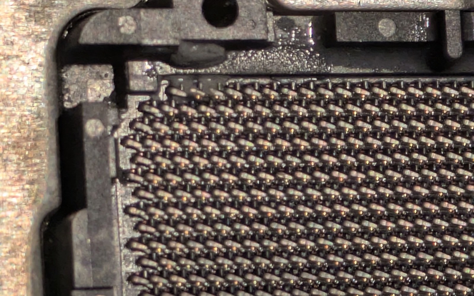 Detailaufnahme eines CPU-Sockels zur Fehlerprüfung.