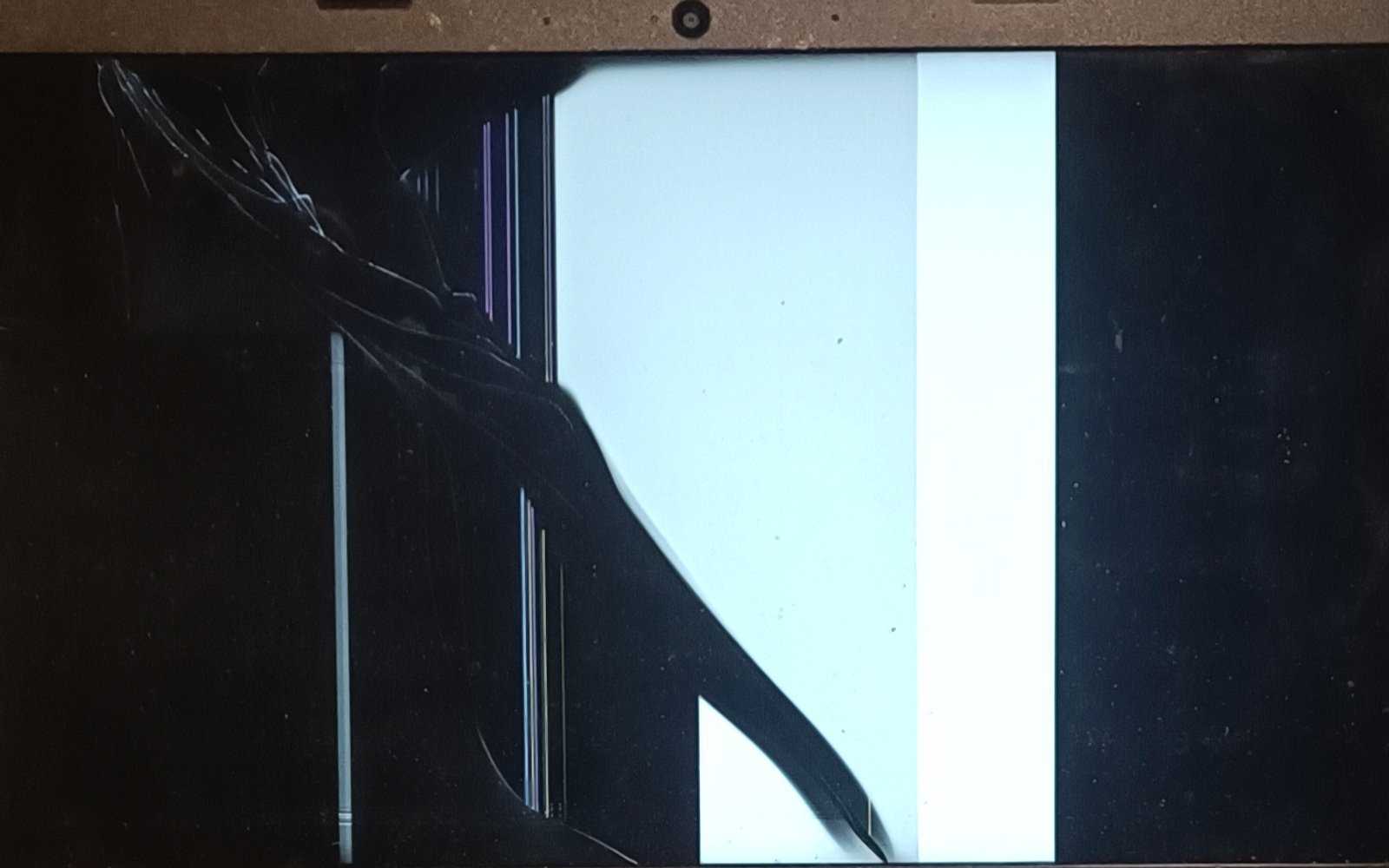 Displaybruch mit sichtbaren Bildfehlern.